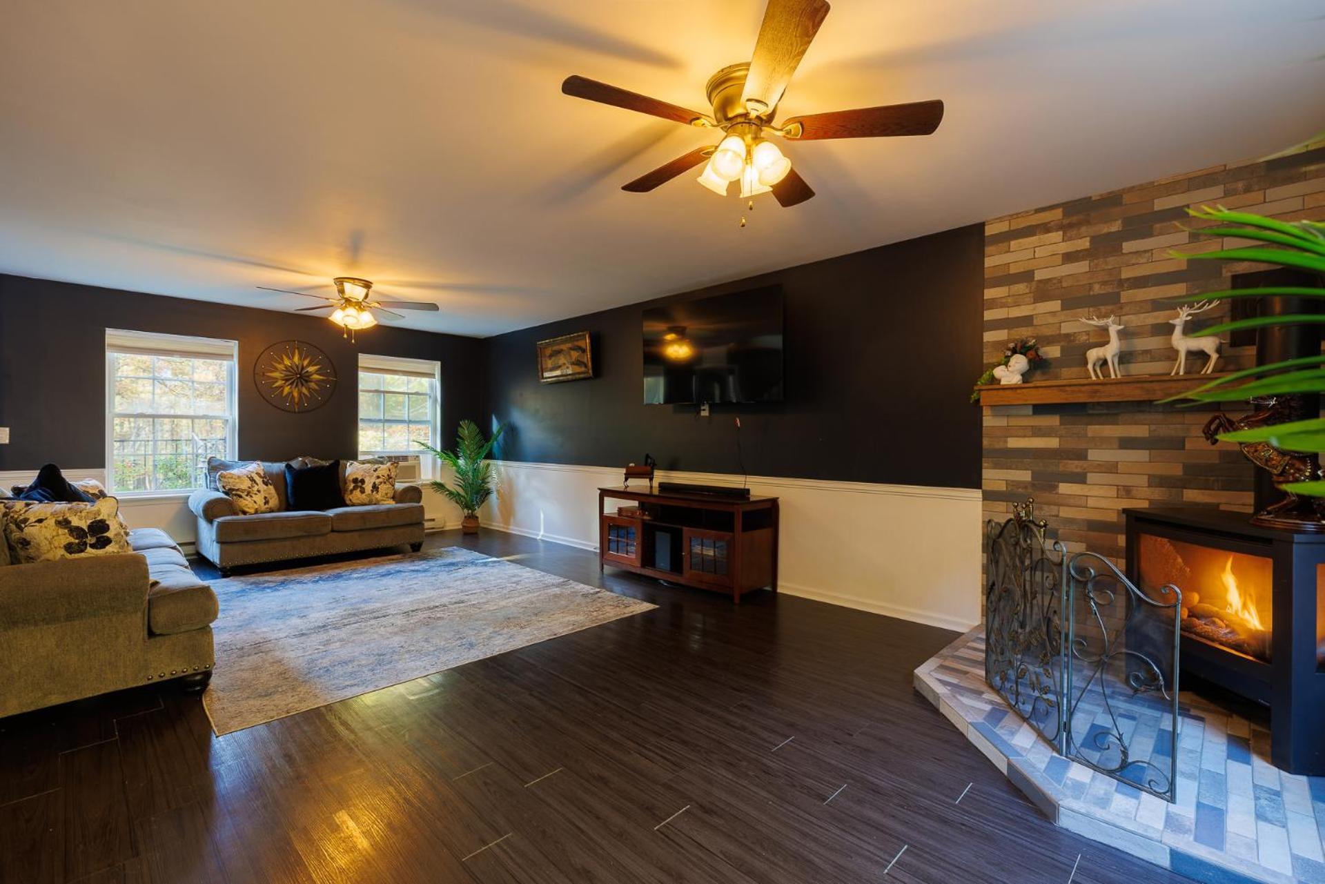 Mohawk-kudil In Poconos ! Private Pool-hot Tub-lake Access-game Villa Albrightsville