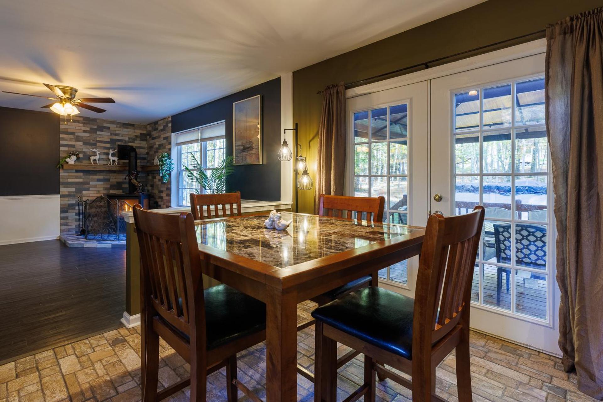Mohawk-kudil In Poconos ! Private Pool-hot Tub-lake Access-game *