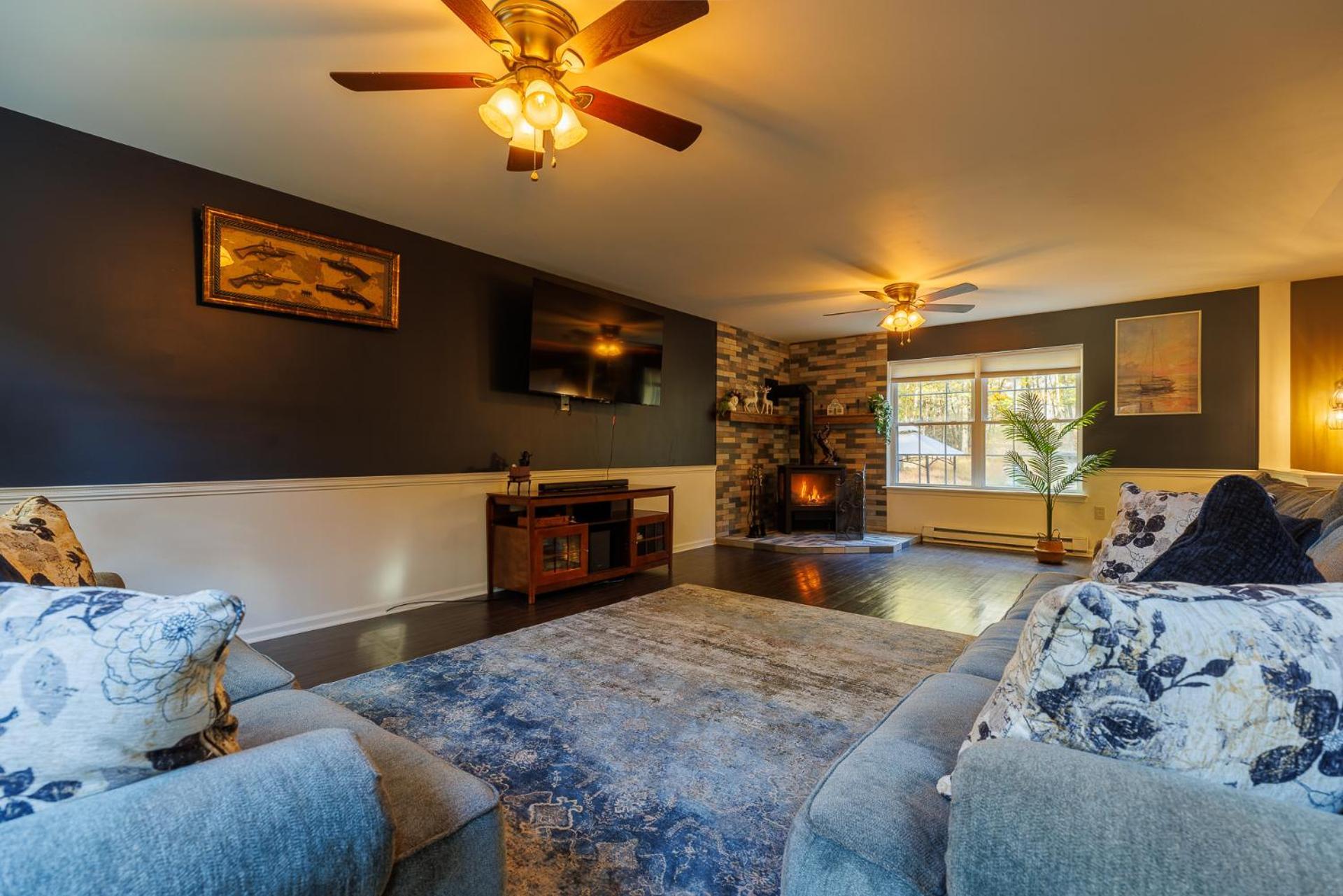 Mohawk-kudil In Poconos ! Private Pool-hot Tub-lake Access-game