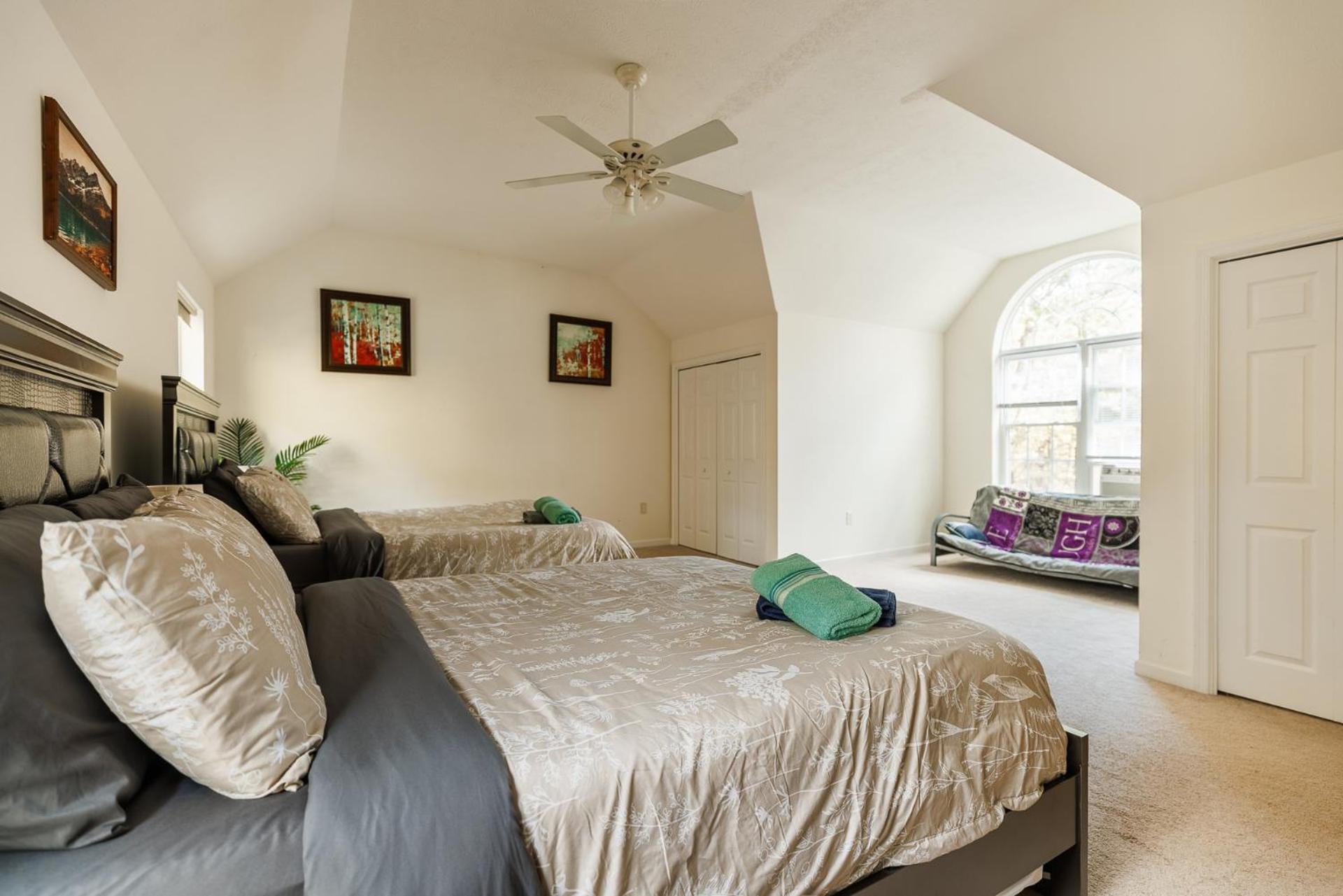 Mohawk-kudil In Poconos ! Private Pool-hot Tub-lake Access-game Villa