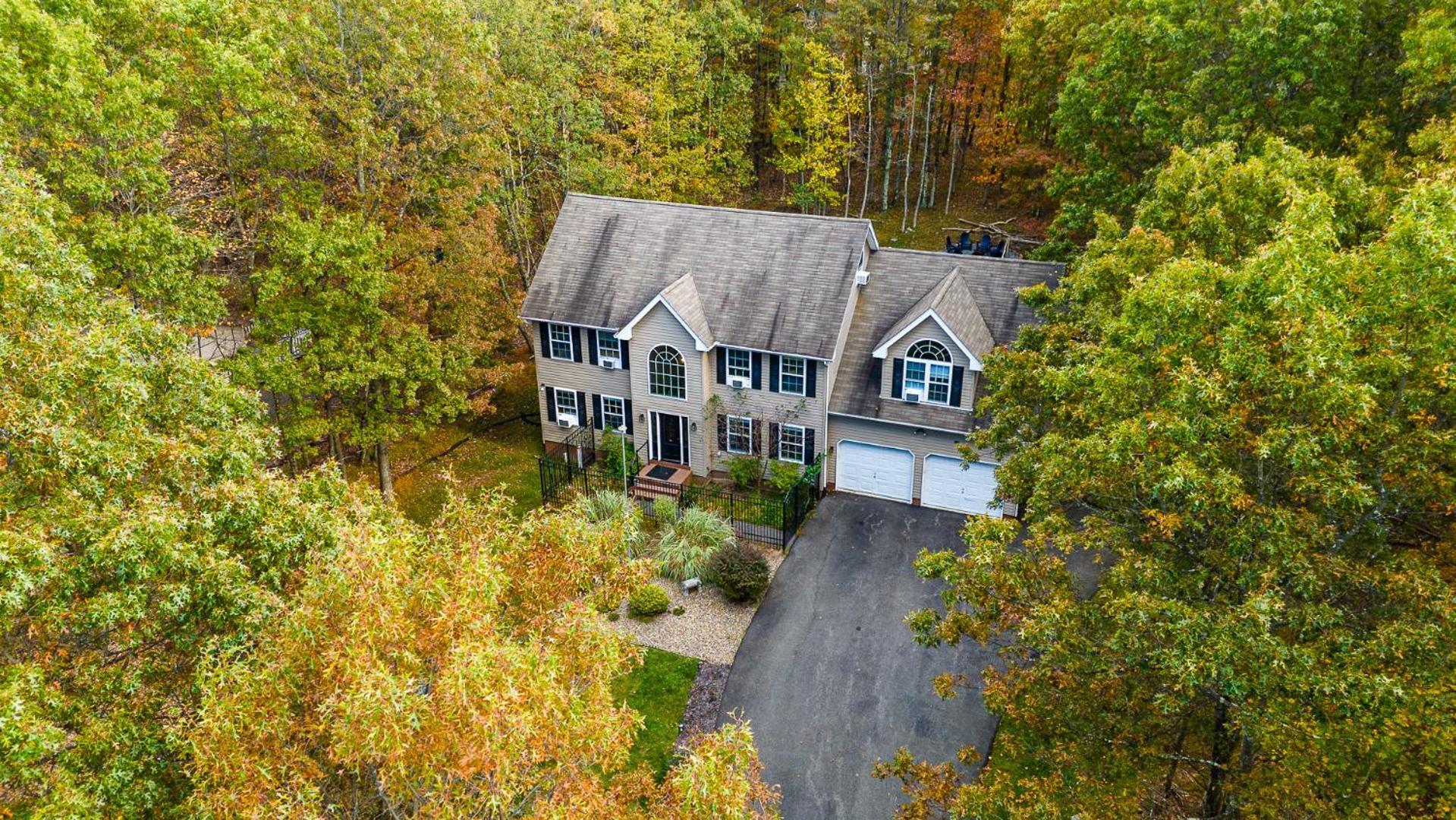 Mohawk-kudil In Poconos ! Private Pool-hot Tub-lake Access-game Villa